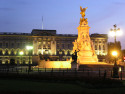Tapeta Buckingham Palace v noci